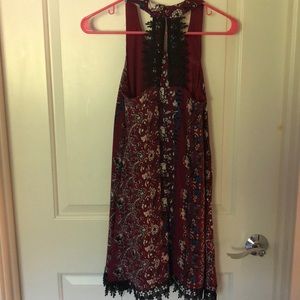 Patterned dress with lace on bottom and cool back